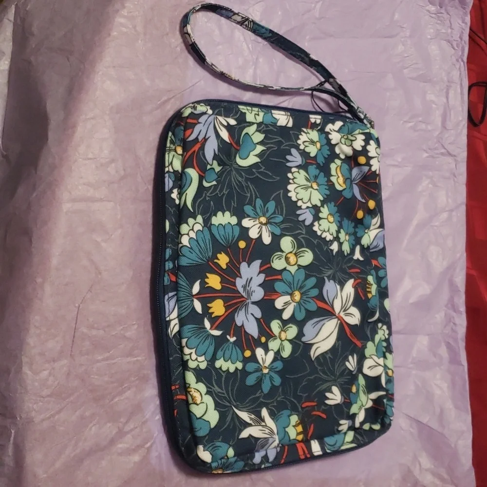 Vera Bradley lighten up wipes pouch 👝 - Picture 2 of 5